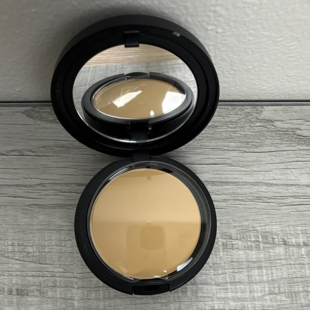 M·A·C Studio Fix Powder Plus Foundation NC20 Matte Buildable Waterproof 0.42oz